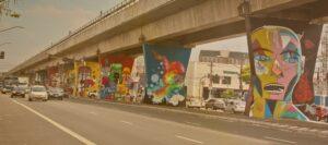 Pilares coloridos de arte urbana.